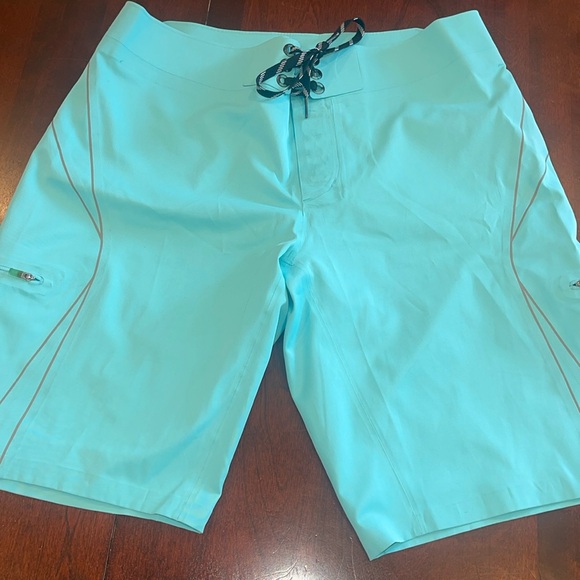 27002 Lululemon men aqua blue swim / active shorts size 34 bathing suite